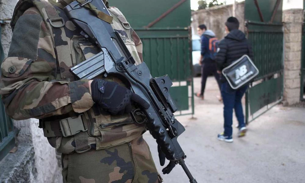 Γαλλική....Δημοκρατία: Μετά τις λίστες ανεμβολίαστων, κυβερνο-καταδρομείς θα σας “κόβουν την γλώσσα”
